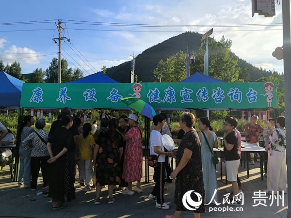 貴州中醫(yī)藥大學(xué)第二附屬醫(yī)院中醫(yī)藥健康宣傳及義診活動(dòng)現(xiàn)場(chǎng)。實(shí)習(xí)生 張燕平攝