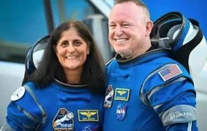 NASA堅稱2名滯留宇航員很健康_滯留太空的美宇航員瘦成錐子臉，NASA堅稱很健康