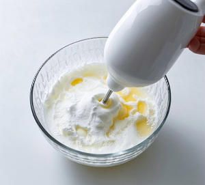 超容易不失败的～蜂蜜蛋糕卷的做法 步骤4