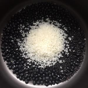 懶人版黑豆黑米黑芝麻粥的做法 步驟1