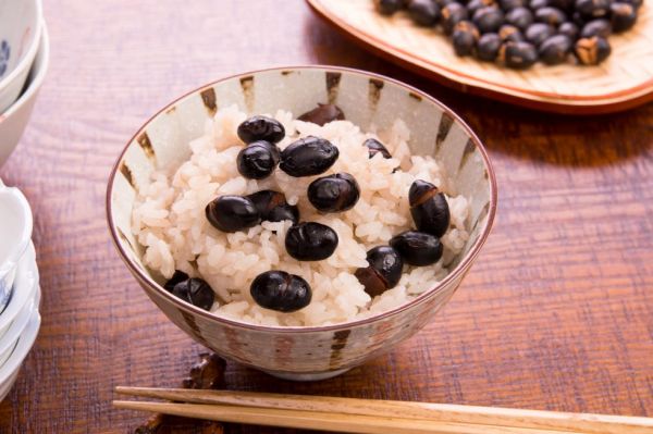 黑豆的食用功效與禁忌：黑豆水補腎益氣降膽固醇，但有哪些人不能吃？