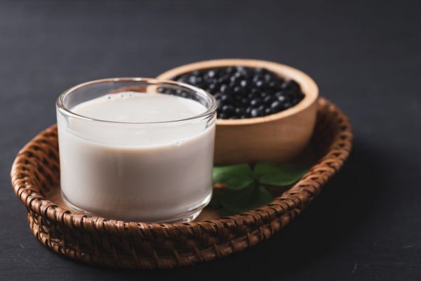 黑豆的食用功效與禁忌：黑豆水補腎益氣降膽固醇，但有哪些人不能吃？