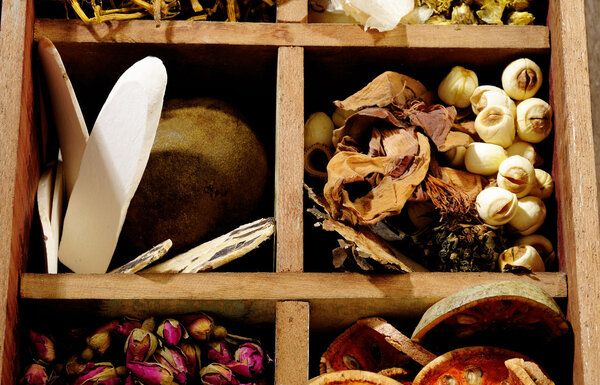 如何快速恢復(fù)元?dú)?><p>快速恢復(fù)元?dú)饪梢钥紤]飲食調(diào)理、中藥調(diào)理、穴位針灸、拔罐療法、艾灸療法等方法來(lái)實(shí)現(xiàn)。</p><p>1.飲食調(diào)理</p><p>通過(guò)調(diào)整飲食結(jié)構(gòu)，攝入營(yíng)養(yǎng)豐富的食物來(lái)補(bǔ)充體力。適用于輕度疲勞或短期恢復(fù)元?dú)獾那闆r。</p><p>2.中藥調(diào)理</p><img src=