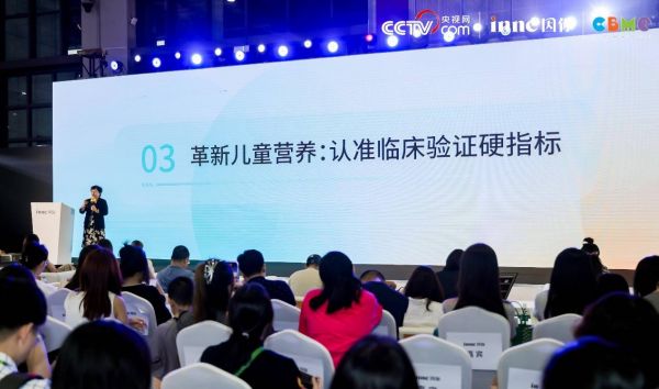 　　中國福利會國際和平婦幼保健院兒?？浦魅吾t(yī)師余文帶來科學選鈣的“金標準”——臨床驗證