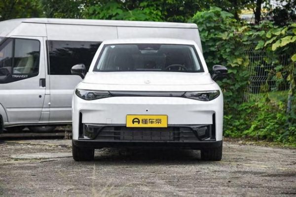 零跑C10：纯电增程双动力可选，12.88万起售，适合家用-有驾