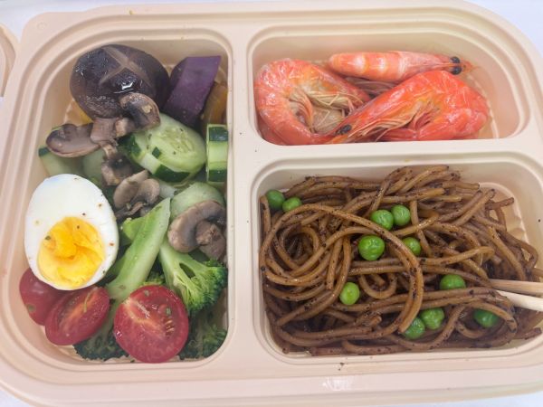 減脂餐含有蝦、西蘭花、小番茄等豐富食材。圖/九派新聞 蔡曉萱