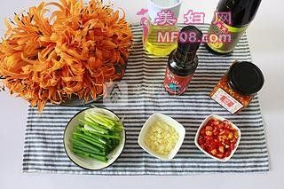 開胃涼拌菜--涼拌黃花菜的做法步驟：1