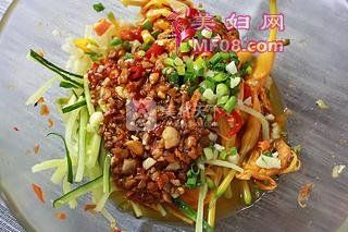 開胃涼拌菜--涼拌黃花菜的做法步驟：3