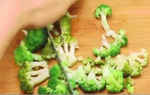 西兰花这样做，连挑食的孩子都喜欢吃了