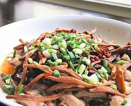黃花菜蒸魚肉、雪菜蒸小黃魚、榨菜蒸魚頭