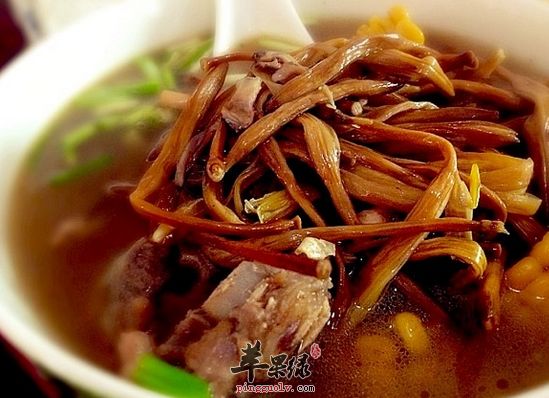 老年人炖黄花菜汤健脑抗衰老