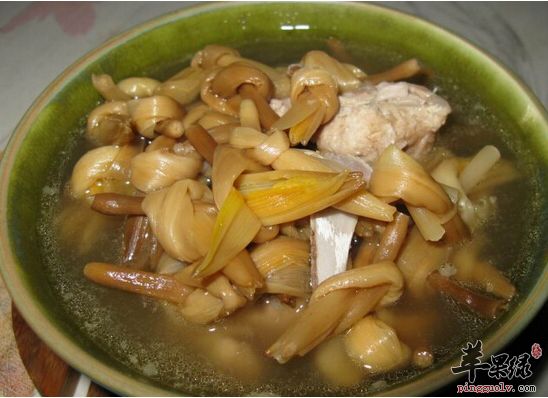 老年人炖黄花菜汤健脑抗衰老