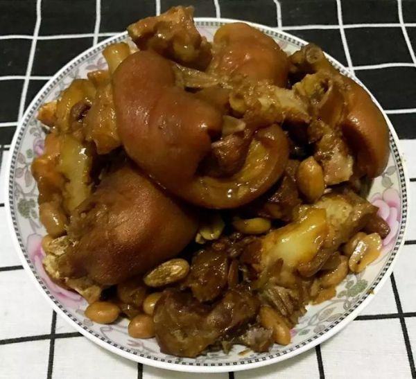 經(jīng)典硬菜—花生燉豬蹄，豬蹄酥爛且肥而不膩，讓你吃到扶墻