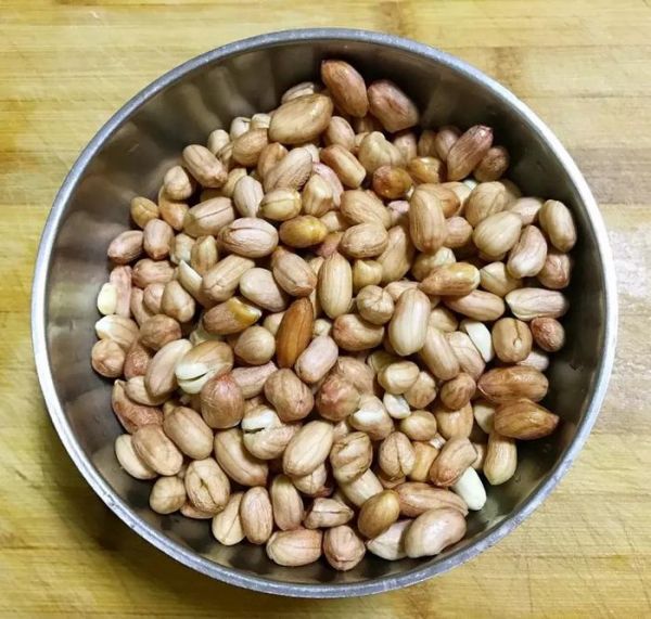 經(jīng)典硬菜—花生燉豬蹄，豬蹄酥爛且肥而不膩，讓你吃到扶墻