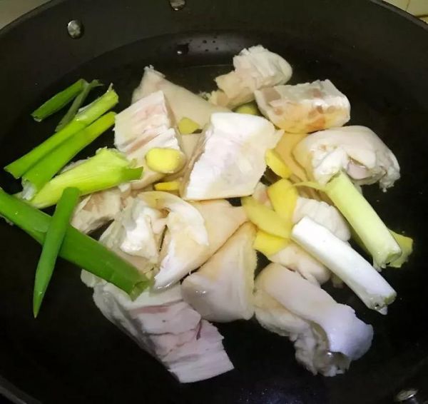 經(jīng)典硬菜—花生燉豬蹄，豬蹄酥爛且肥而不膩，讓你吃到扶墻