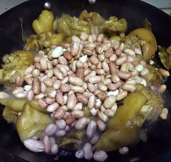 經(jīng)典硬菜—花生燉豬蹄，豬蹄酥爛且肥而不膩，讓你吃到扶墻