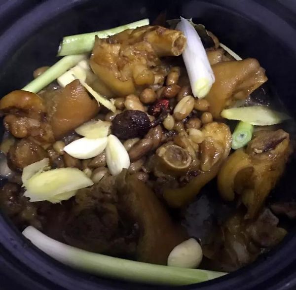 經(jīng)典硬菜—花生燉豬蹄，豬蹄酥爛且肥而不膩，讓你吃到扶墻