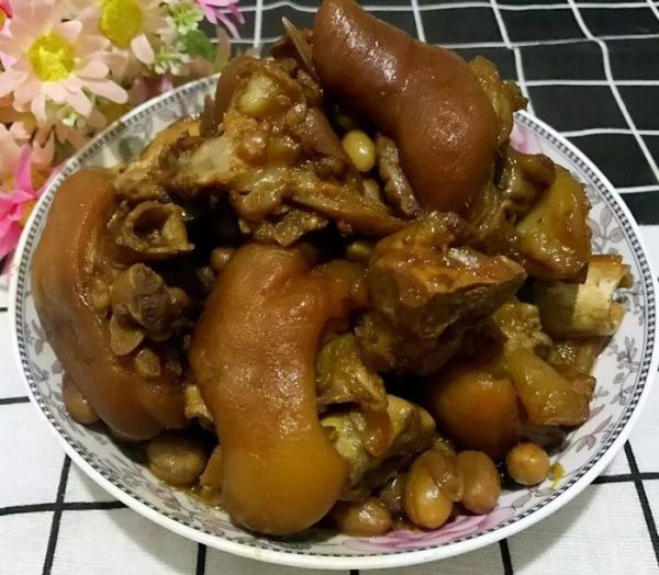 經(jīng)典硬菜—花生燉豬蹄，豬蹄酥爛且肥而不膩，讓你吃到扶墻