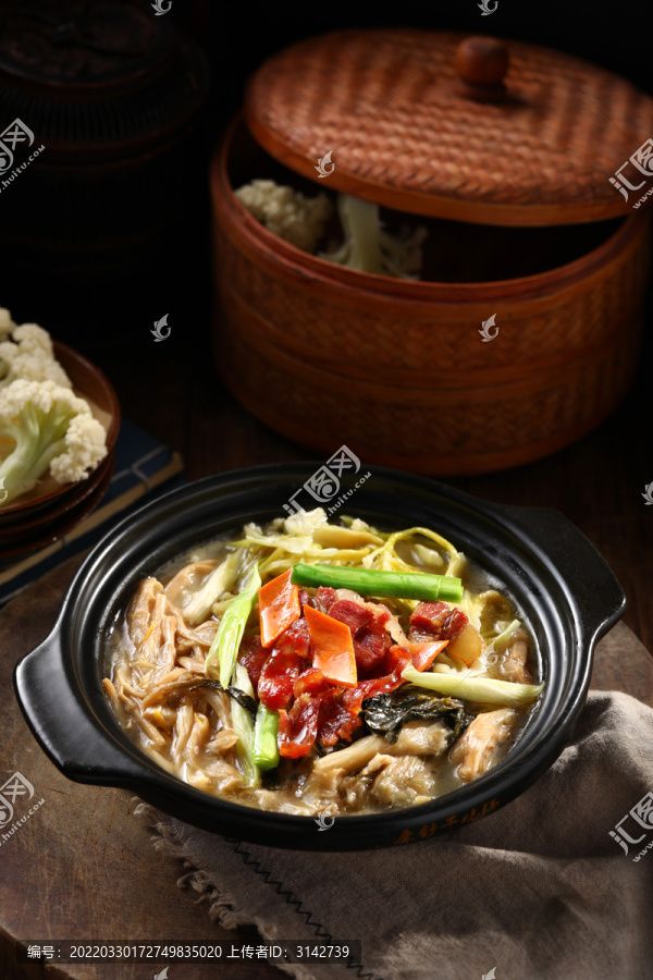黄花菜猪蹄煲