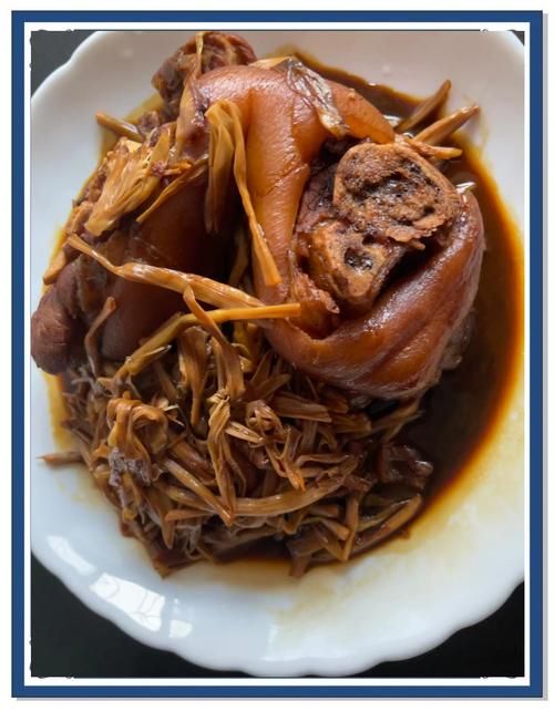 ，黃花菜豬蹄湯，一道滋補(bǔ)美味的傳統(tǒng)佳肴