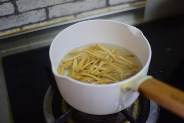 廚師長教您家?！皼霭椟S瓜黃花菜，開胃又下飯，1道不錯(cuò)的下酒菜