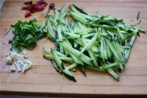 廚師長教您家?！皼霭椟S瓜黃花菜，開胃又下飯，1道不錯(cuò)的下酒菜