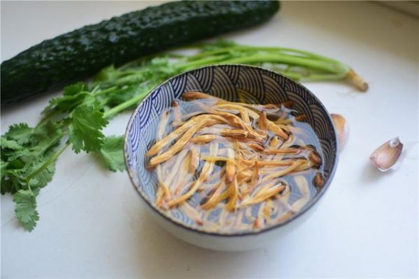 廚師長教您家常“涼拌黃瓜黃花菜，開胃又下飯，1道不錯(cuò)的下酒菜