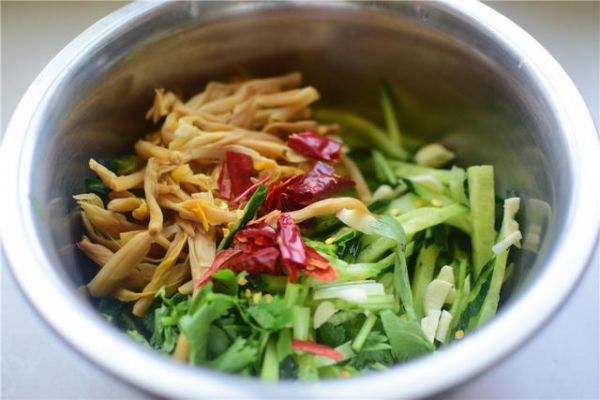 廚師長教您家?！皼霭椟S瓜黃花菜，開胃又下飯，1道不錯(cuò)的下酒菜