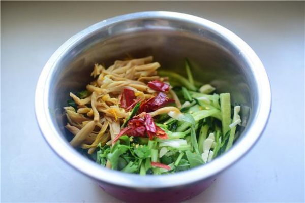 廚師長教您家?！皼霭椟S瓜黃花菜，開胃又下飯，1道不錯(cuò)的下酒菜