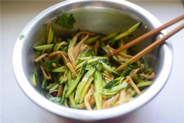 廚師長教您家?！皼霭椟S瓜黃花菜，開胃又下飯，1道不錯(cuò)的下酒菜