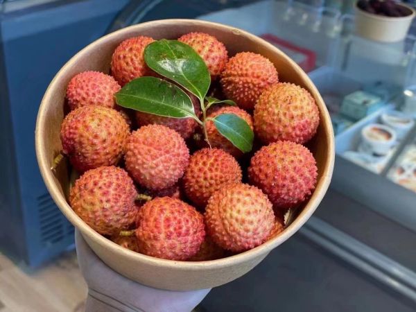 荔枝果肉特写与果盘搭配示意图