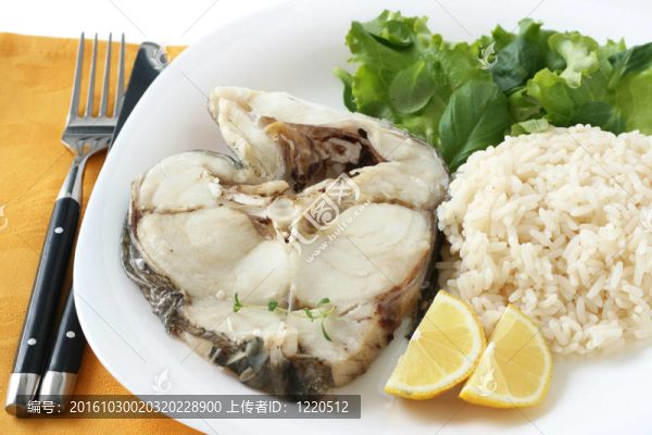 米饭和柠檬煮鱼