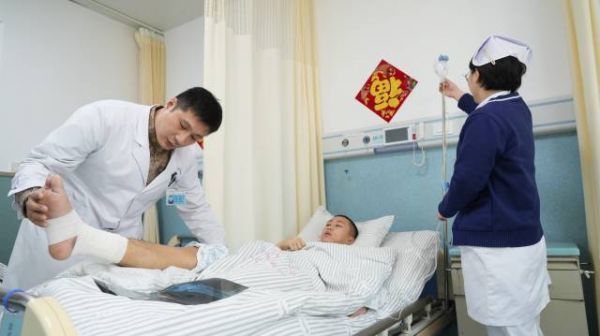 医生在病房查看患者术后康复情况。图源：新华社