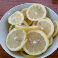 蜂蜜柠檬饮的做法图解1
