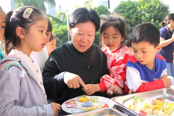 户外办公室：园长和孩子们1.jpg