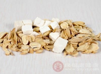 将适量黄芪放在杯中，加入热水浸泡10~20分钟即可饮用