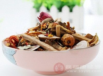 在饮用黄芪水时，可以搭配其他适合的药材一起泡水饮用，以增强保健效果