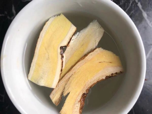 黄芪与艾叶泡水示意图