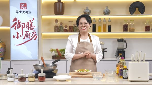 央广购物养生大讲堂主讲营养师通过日常饮食制作分享营养与健康的知识