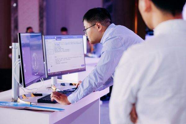 AI辅助组医生正在撰写影像报告