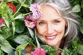 這個(gè)女人打贏了歲月這場仗！49歲成為時(shí)尚寵兒，60歲再婚