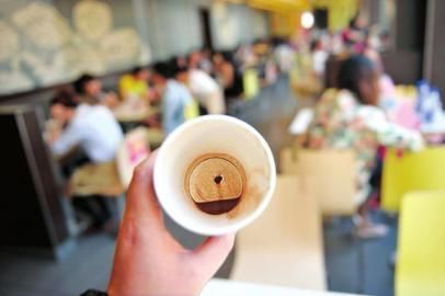 天府广场麦当劳快餐店，邹女士在热巧克力里发现了一只蟑螂。 