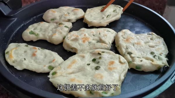 老农第一次制作葱油饼，又香又美味，有嚼劲，让人吃了还想吃