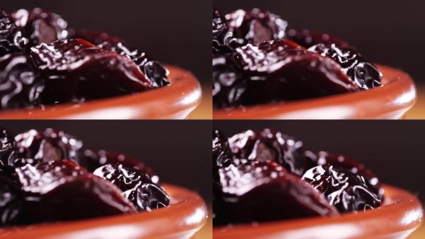 廚房桌子上的干梅子，干甜去核的梅干，健康的素食水果。