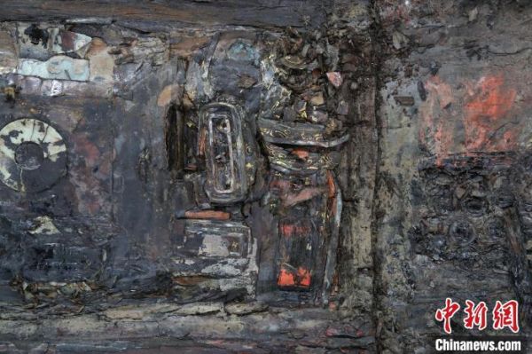 图为海昏侯墓内棺头箱遗物出土情形。(江西省文物考古研究院供图)