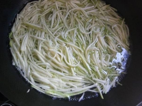 3分钟做出绝顶开胃的素菜，看起来像面条，吃起来清脆爽口又健康