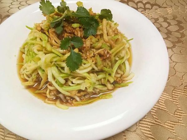 3分钟做出绝顶开胃的素菜，看起来像面条，吃起来清脆爽口又健康