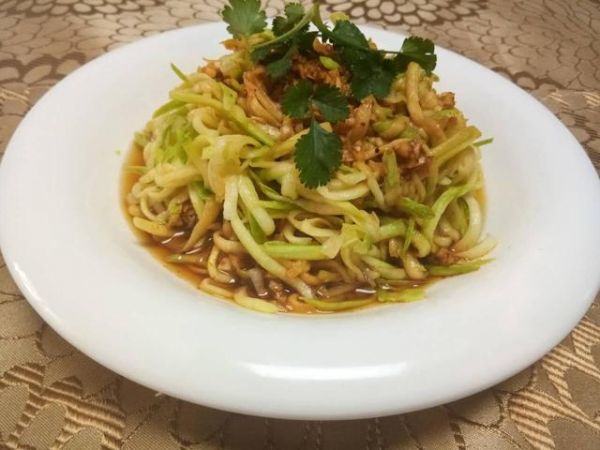 3分钟做出绝顶开胃的素菜，看起来像面条，吃起来清脆爽口又健康