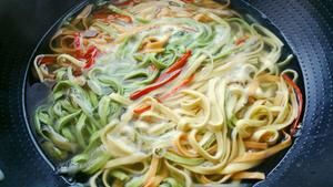 自己压面条，劲道又营养丨清汤蔬菜面 · 圆满素食的做法 步骤6