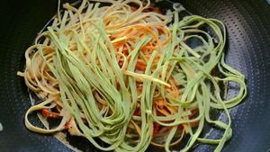 自己压面条，劲道又营养丨清汤蔬菜面 · 圆满素食的做法 步骤4